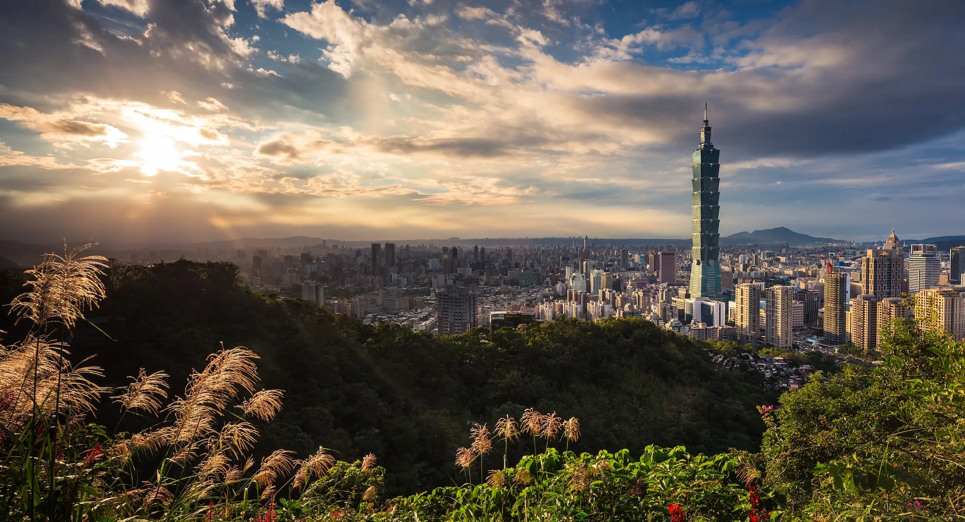 3-Day Taipei Itinerary: Temples, Night Markets, Taipei Views, National Palace Museum + Jiufen Day Trip 81e53t